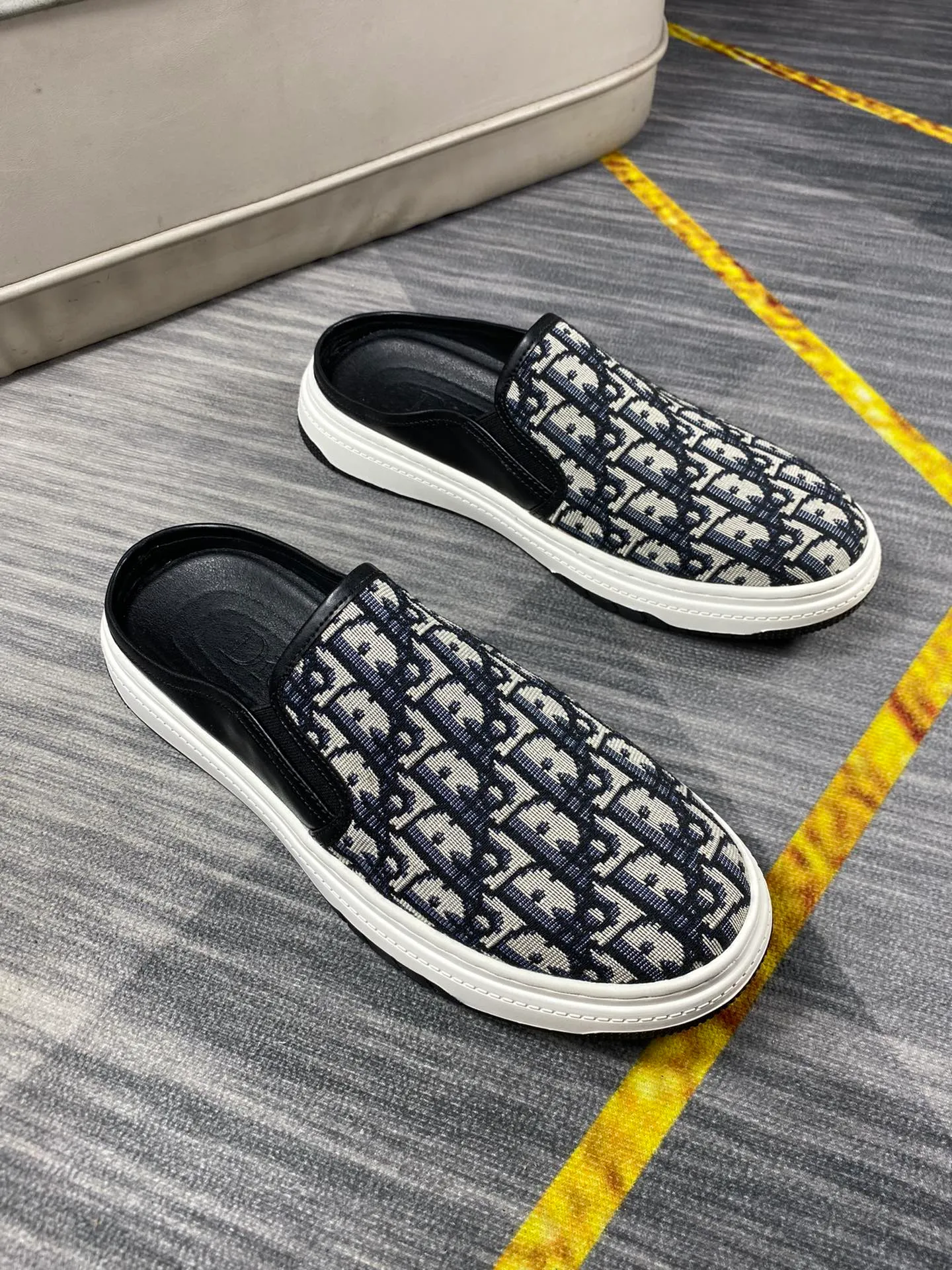 P380 Dior men's casual half-drag👞. Handsome and versatile low-top shoes, with exquisite branded jacquard fabric for the upper, sheepskin lining for the feet, 🌺🌺perfect shoe last, 🌲🌲fashionable and handsome, comfortable on the feet, 🚗🚗wear-resistant and non-slip rubber outsole. Code number: 38-44. 45 is custom-made and cannot be returned or exchanged